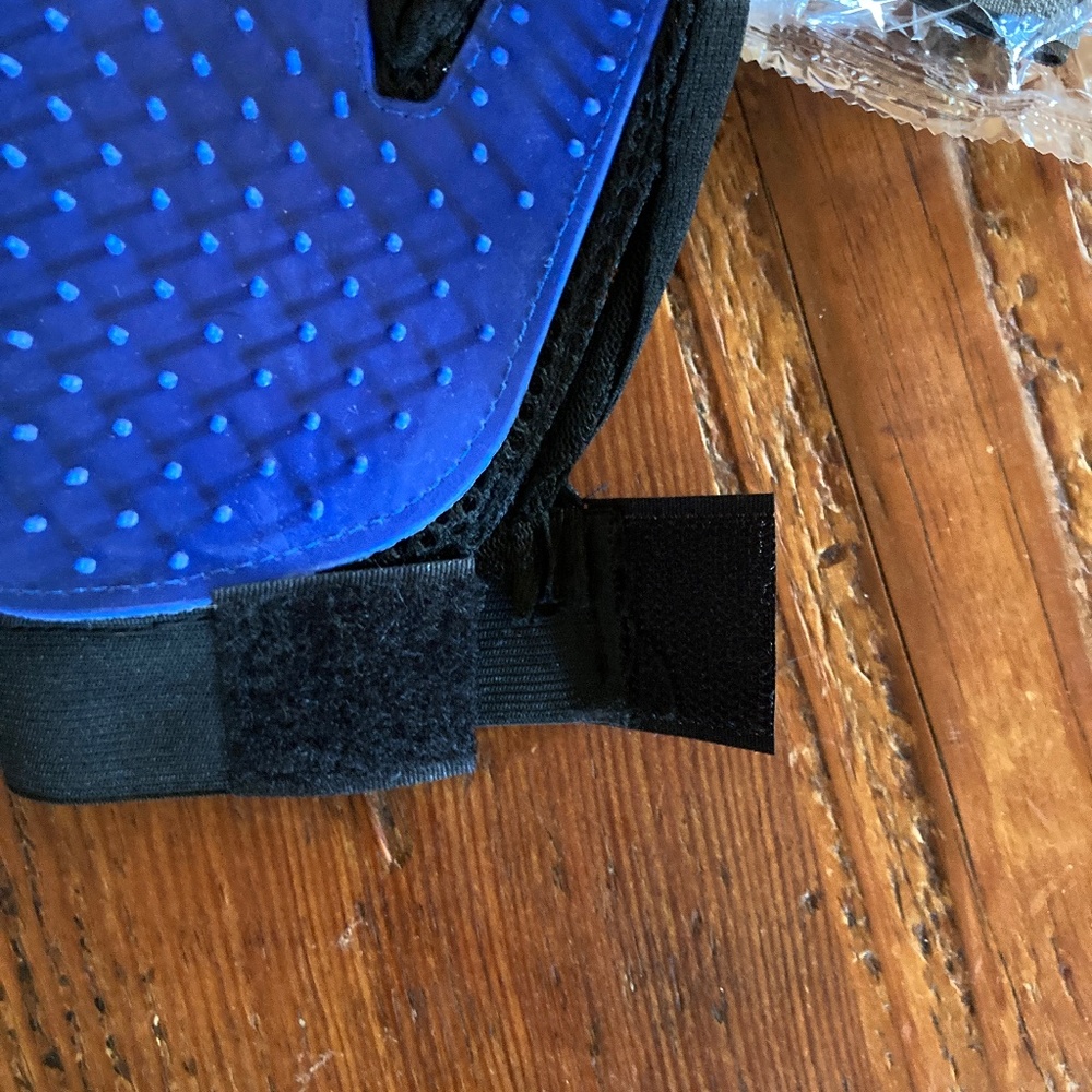 4 New Dog or Cat Grooming Gloves, Right Hand - Picture 3 of 3